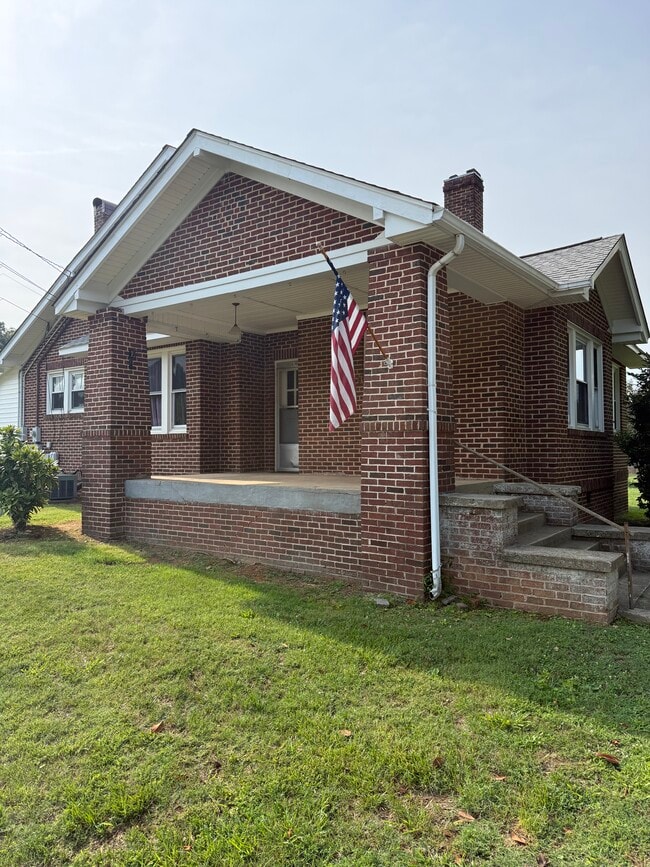 Building Photo - 839 Sanford Rd Unit A
