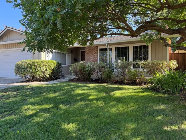 Building Photo - Charming 3 Bedroom / 2 Bathroom Home