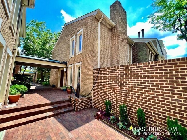 Photo - 4333 Embassy Park Dr NW