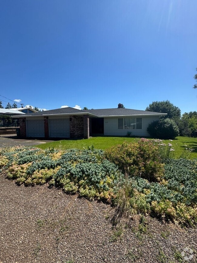 Building Photo - 3 bed 2 bath house with attached garage an...