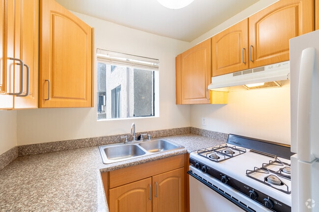 1BR, 1BA - 575SF - Kitchen
