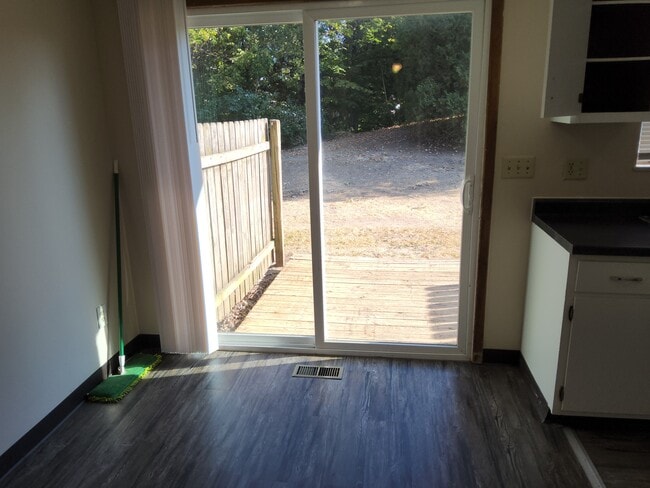 Building Photo - 1662 Colonial Dr Rental