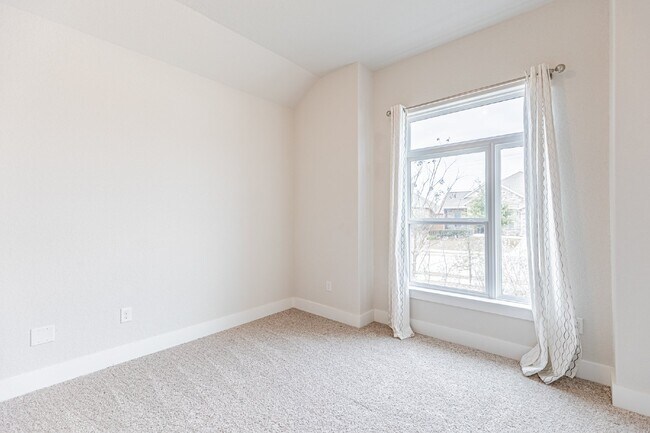 Photo - 920 Foxbrook Way