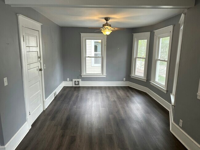 Photo - 811 W Edwards St