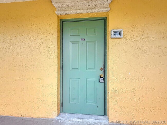 Photo - 719 Meadows Cir