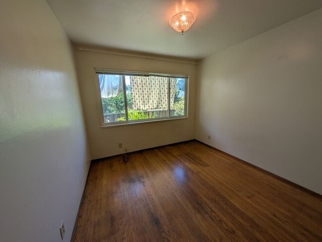 Photo - Spacious 2 Bedroom, apartment, with Hardwood Floors, in quiet area below Sacramento St. Unit 2