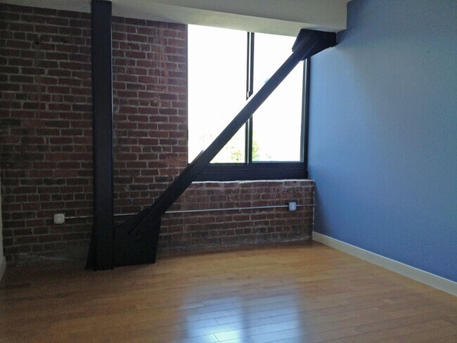 Photo - Huge 1 Bedroom Flat with Storage Locker and Original Brick Walls at Plant 51 Unidad 1128