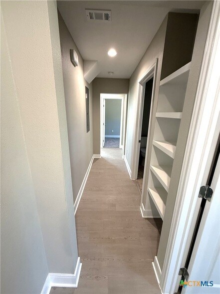 Photo - 1851 Connell St