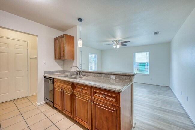 Photo - 1511 N Claremont Cir