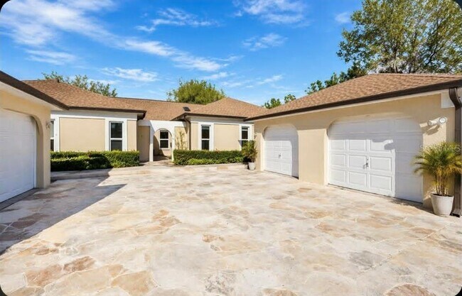 1203 Saxony Cir Unit B