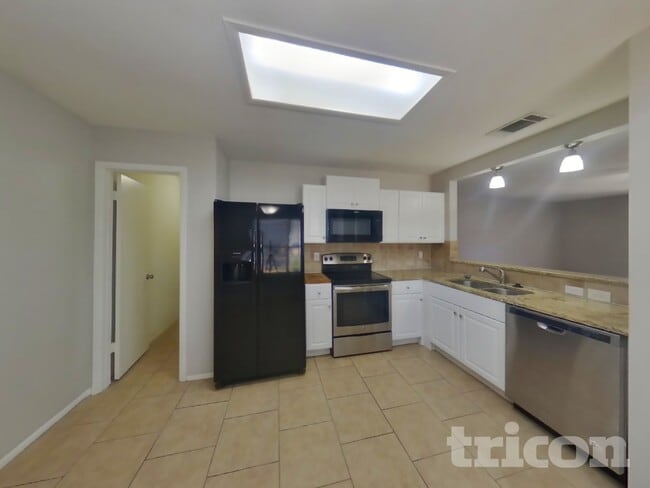 Photo - 7606 Chatsworth