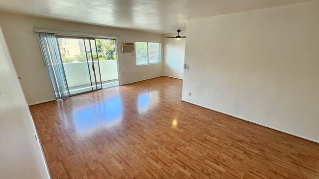 Building Photo - 1130 N Fuller Ave Unit 10