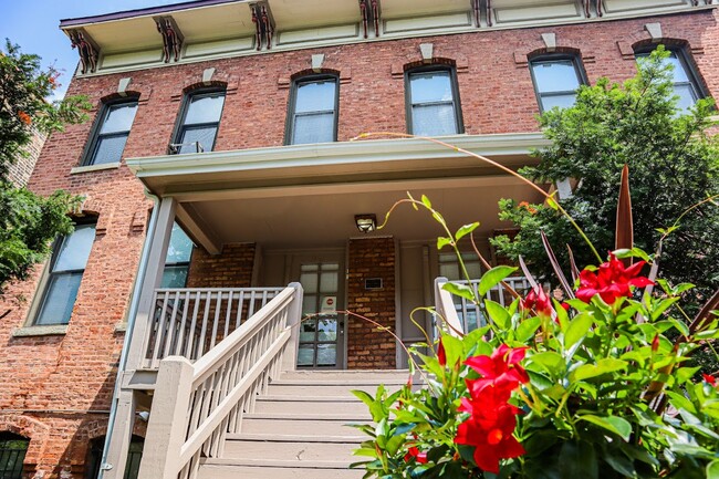 907 S. Laflin St - Building Entry - Harris Point Chicago Apartments