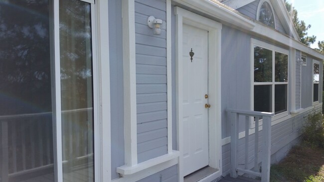 Building Photo - Three Bedroom House in Rafter J