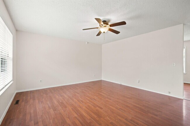 Photo - 511 E Dyann Dr