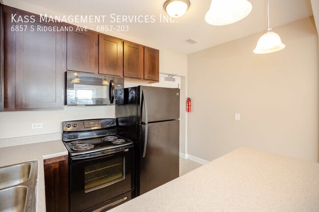 Building Photo - 6857 S Ridgeland Ave Unit 6857-203