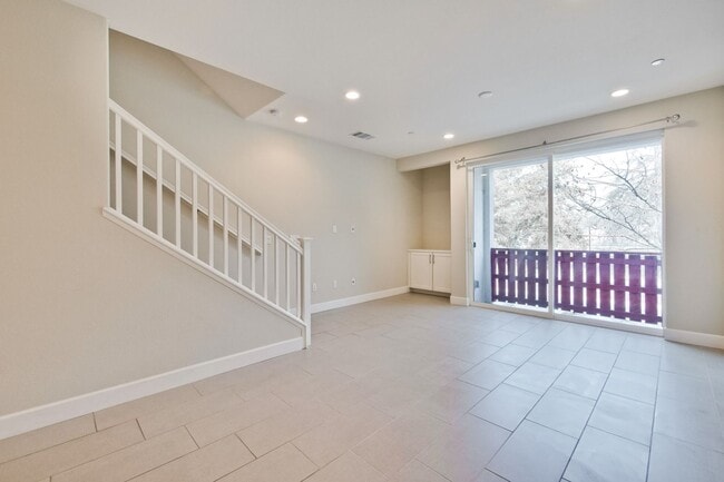 Photo - 3 bed 3 bath home in Blossom Hill area!