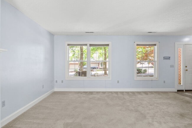 Photo - 3 bed/2.5 bath Off street parking