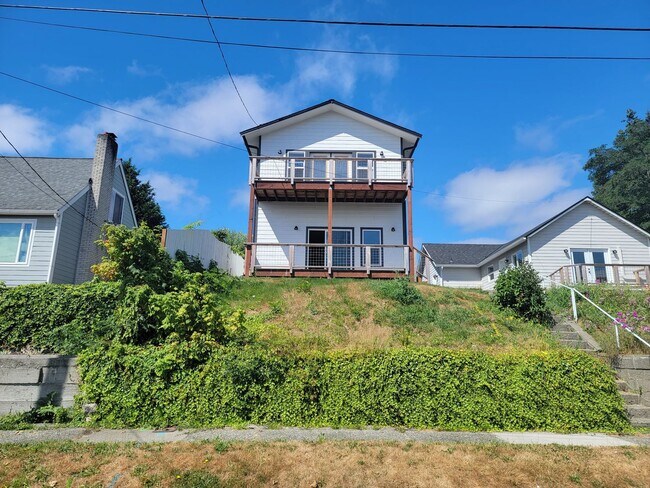 Photo - Remodeled, bright and spacious 3 bed close to ferries and base
