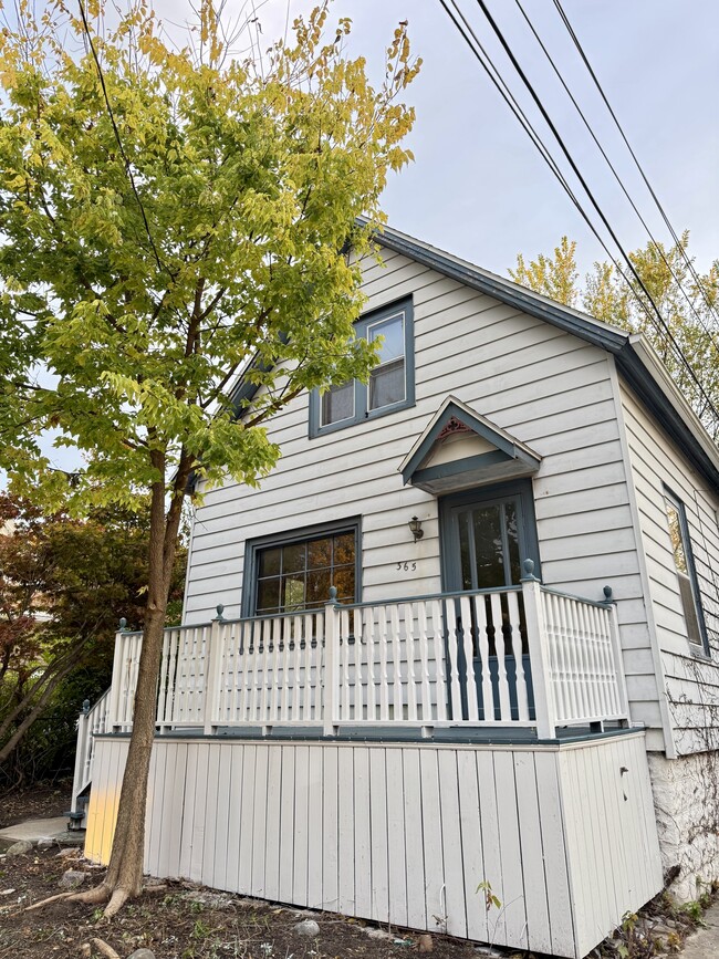 Photo - 365 E Schiller St