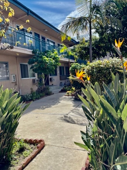 Courtyard - 351 Riverdale Dr