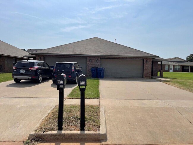 3 bed 2 bath 2 car garage in Chickasha! g... - 3 bed 2 bath 2 car garage in Chickasha!  g... House