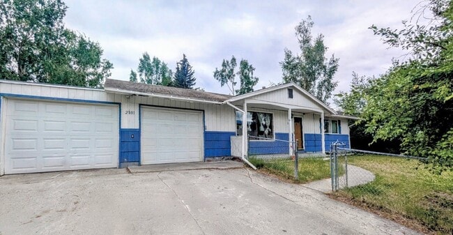 Building Photo - 2801 Riverview Dr