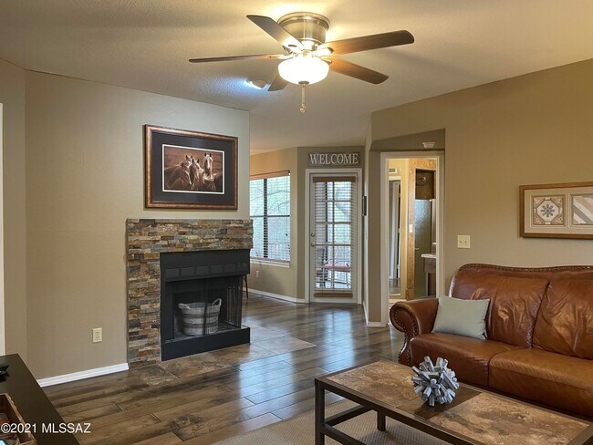 6655 N Canyon Crest Dr Unidad 1107