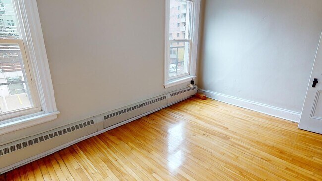 Photo - 212 ½ - 216 ½ Bank