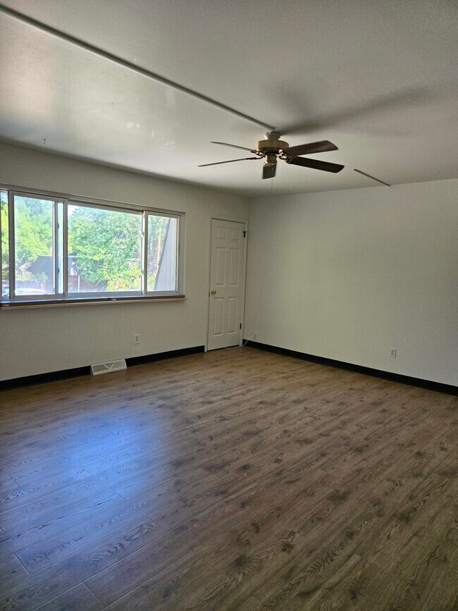 Spacious living area - 2751 Leisure Dr Unit Leisure Drive