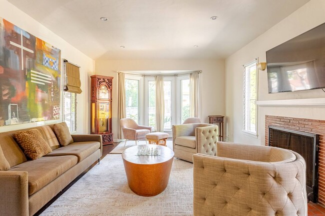 Photo - 630 N Gardner St Unidad House