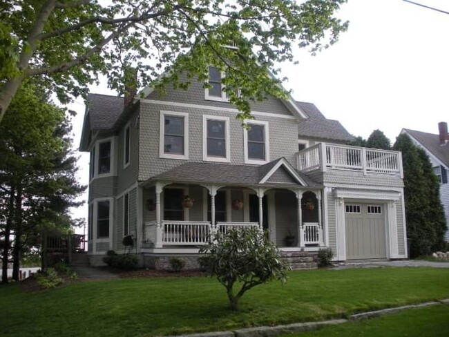 Classic 1892 Victorian - 19 Prospect Hill Rd House