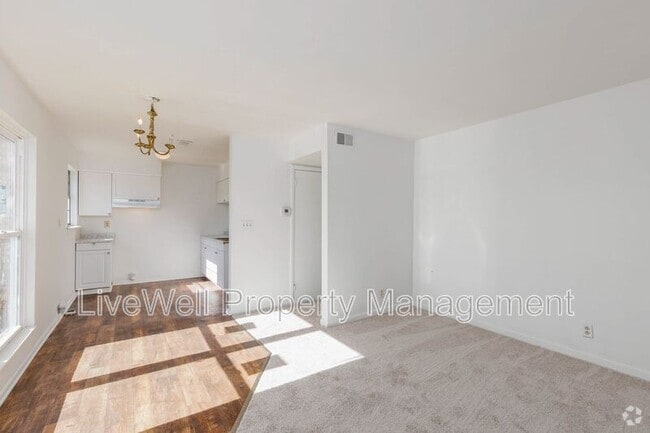 Building Photo - 1120 Hall St Rental