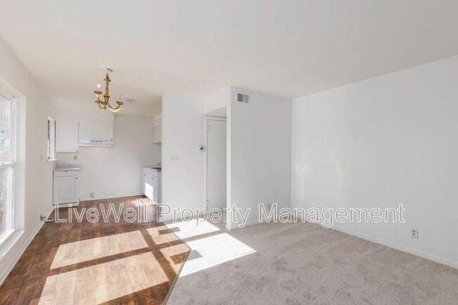 Building Photo - 1120 Hall St Rental