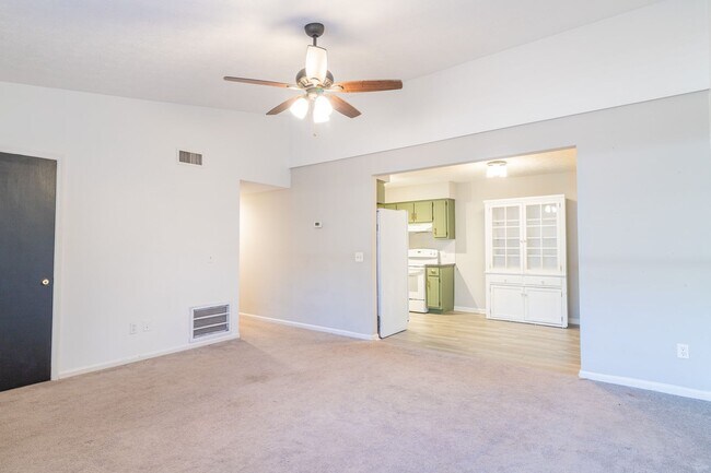 Photo - Updated 2 Bed/2 Bath Condo close to Midlan... Unit 4