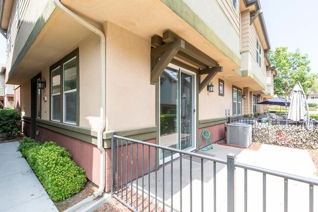 Photo - 3 Bed 2 Bath in the Eastlake Vistas