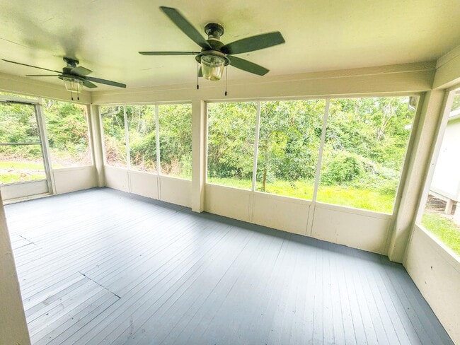 Photo - 305 Red Haven Dr