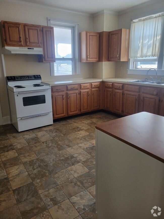 Building Photo - 12 W King St Rental