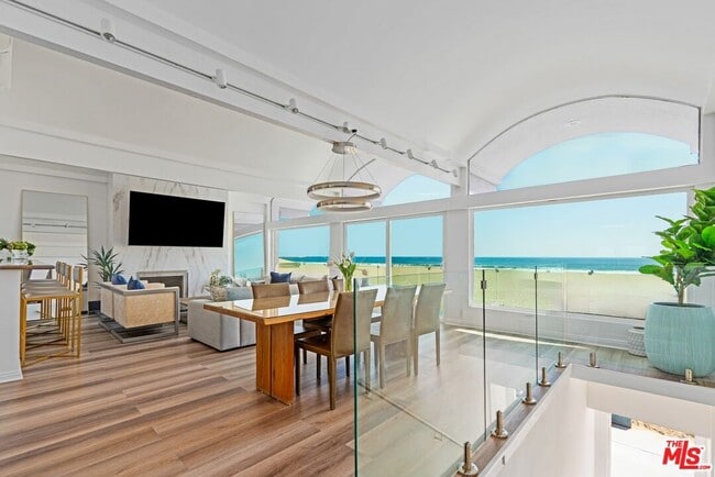Building Photo - 3806 Ocean Front Walk Unit 2