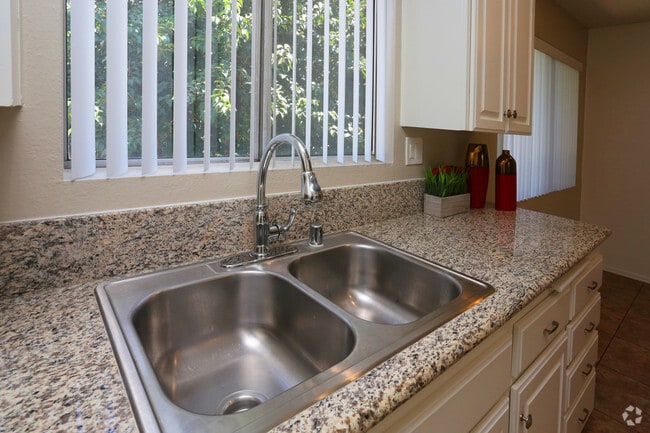 2BR, 2BA - 900 SF - Woodglen Apartments