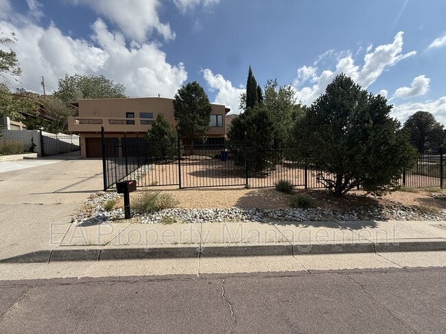 Building Photo - 500 Oakwood Pl NE