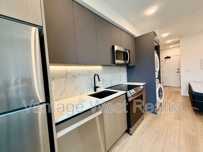 Photo - 415-720 KLO Rd