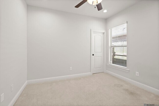 Photo - 471 Lake Breeze Dr