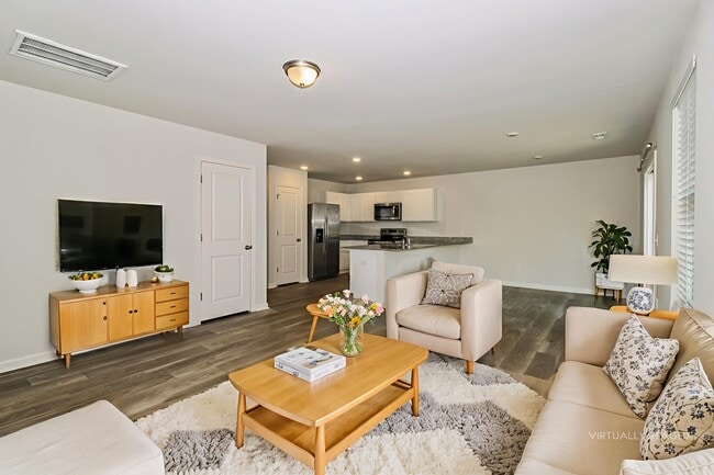 Photo - 668 Savanac St SE