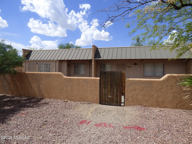 1029 E Irwin Pl