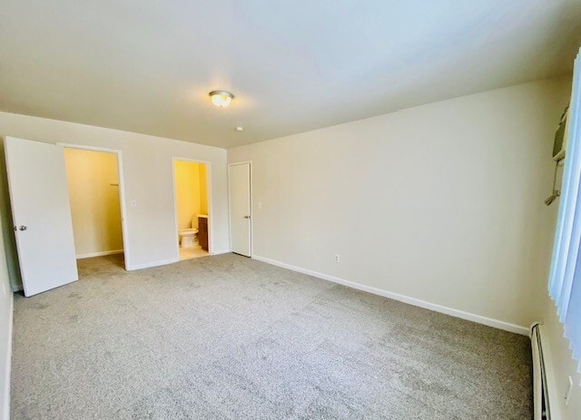 Habitación principal con vestidor y medio baño - Eastern Lofts Apartment Homes