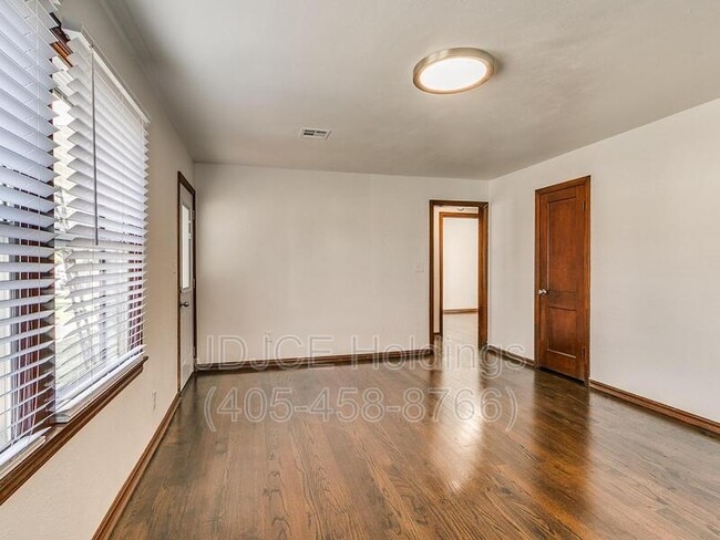 Photo - 204 E Douglas Dr