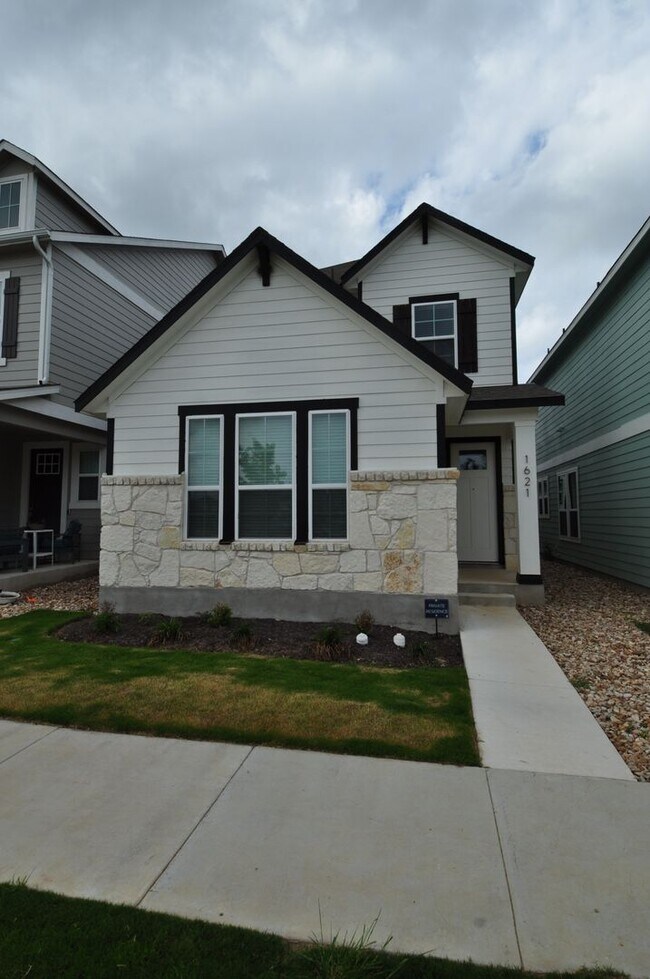 1621 Bella Dr