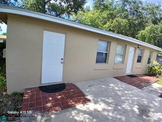 Building Photo - 1645 NE 149th St Unit 4-4 Rental
