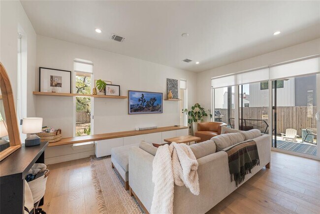 Photo - 1300 Perez St